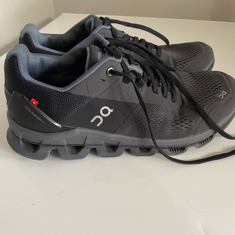 On Cloud Women’s Cloudace running shoes sz 11